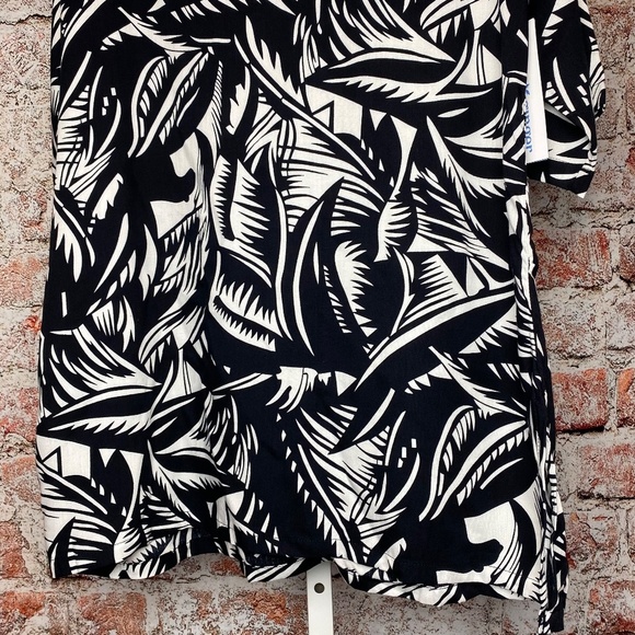 NWT Blue Ginger Womenʻs Black White Tropical Leaf Print Tunic Top Medium - Picture 3 of 9